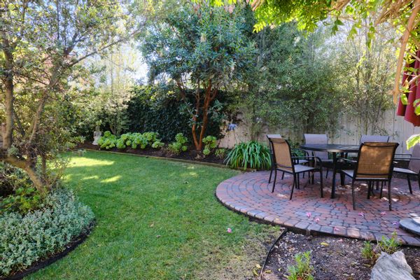 Cosy Garden Home by the Bay