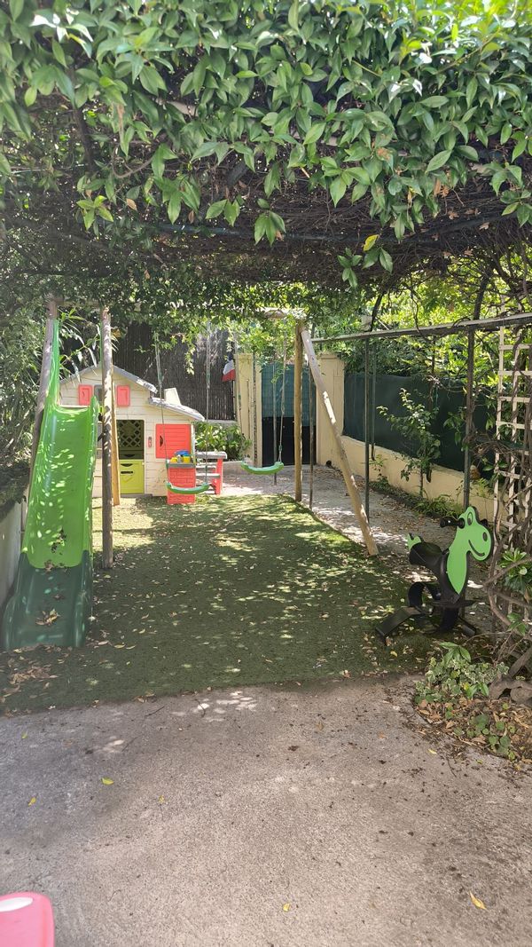Jolie maison de ville avec le jardin ombragé, la piscine et tout pour les enfants