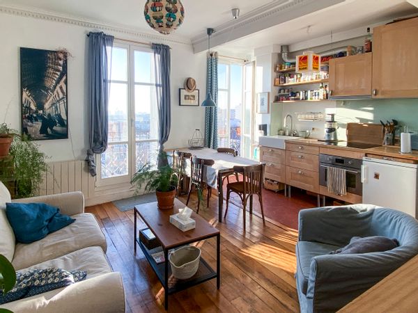 Appartement  calme et lumineux, avec balconnet au dernière étage.