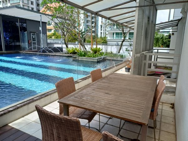 Cosy and very quiet 2 bedroom 2 bathrooms in lush greenery. Centrally located and near all amenities