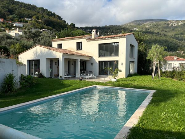 Maison moderne dans village provençal sur la Côte d'Azur COMPLET EN 2025