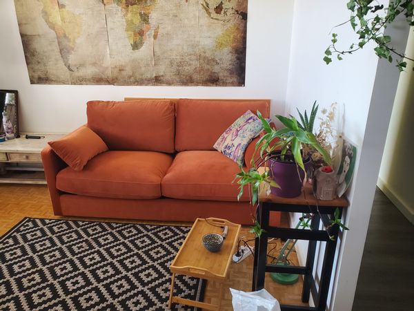 La maison de Elise est à 4 min d'une station de métro sur la ligne 13, tous les commerçants de bouche indispensables en bas de l'immeuble. L'appartement est au 8e étage, sans vis à vis avec une vue dégagée, qui bénéficie d'une très bonne luminosité. La décoration est assez colorée, et vous plonge dans mon monde.