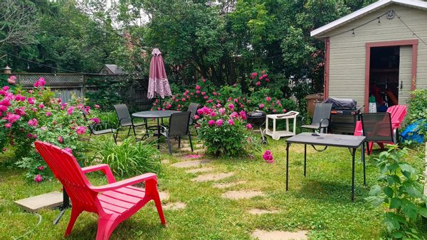 Ideal for families, sleeps 8-10 people, beautiful garden, only a ten-minute walk from the subway