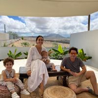 Very cozy family house 2 minutes walking to an amazing beach in a family friendly town in lanzarote, with eveything you need walking diatance and lots to see in Lanzarote, beaches, vulcanos, art, nature…. 3 bedrooms one of them used as a home office, another one dedicated to kids and the master bedroom with a giant bed 180+90 , 2 bathrooms one of them with a bathtub and a big terrace with lots of toys, books and kids amenities.