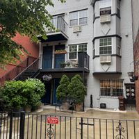 Large 3BD/2BA NYC/Brooklyn apartment with parking and private backyard!